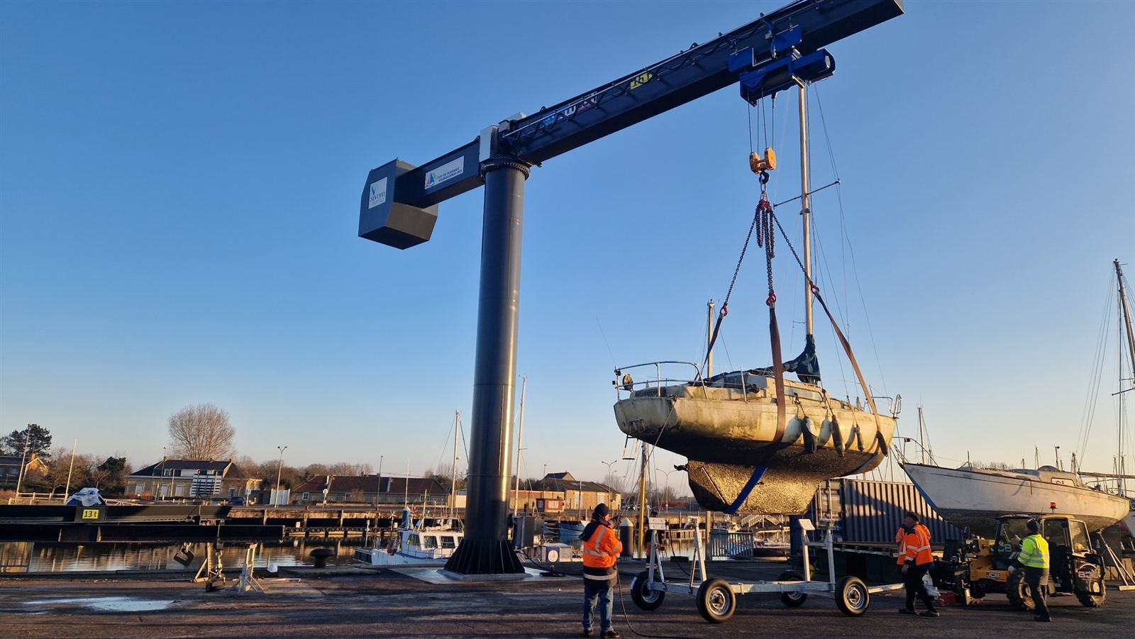 Jib crane 16 t lifting a sailing boat, France