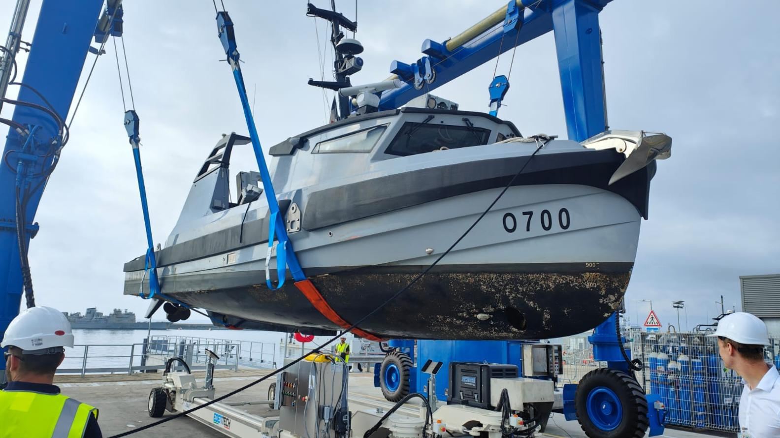 Marine Hoist 25 t for a naval base, France