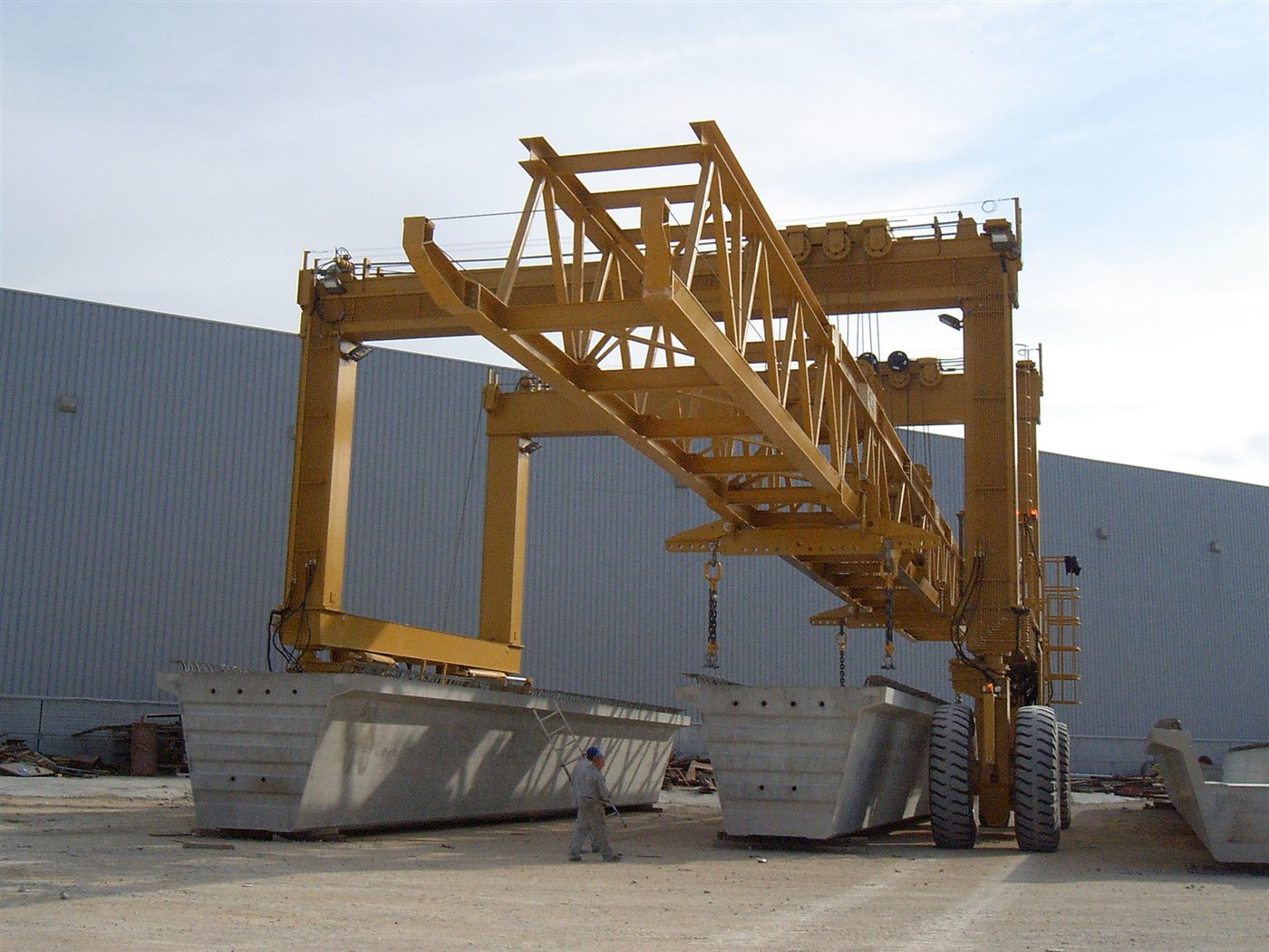 MOBILIFT with truss spreader handling precast elements (archive photo)