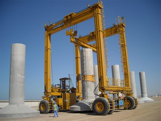 MOBILIFT handling precast columns (archive photo)