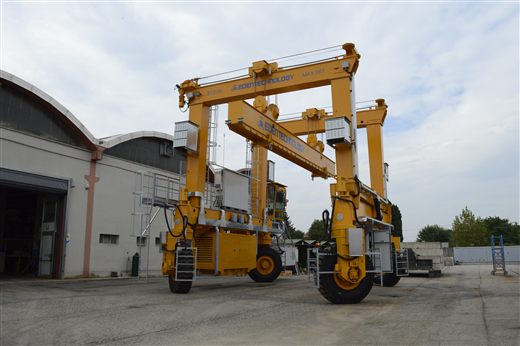 Electric MOBILIFT straddle carrier (archive photo)